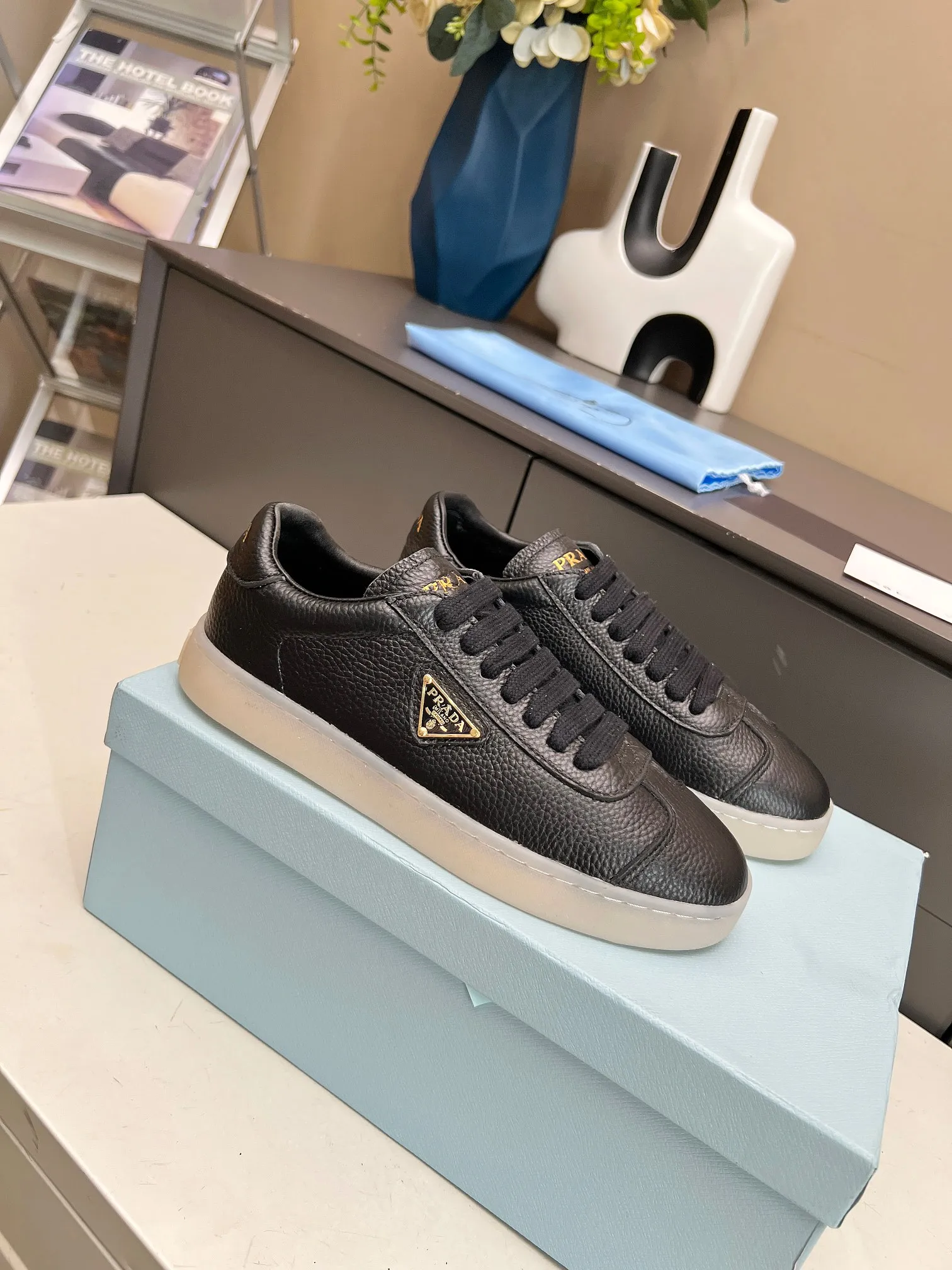 👟👟Ex-factory price 480👟👟 2024 Prada/Prada "couples" metal logo decorated Lane leather sneakers. This sneaker is fashionable and simple, showing the full integration of minimalist style and sports personality. Easy to wear and durable, artistic retro style. Leather material: original imported cowhide. Lining: sheepskin lining. Shoe logo: enamel-coated triangular metal logo. Size: 35-45 (female 41, male 45, custom-made, non-returnable).